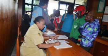 PENERIMAAN CPNS KABUPATEN PUNCAK JAYA suasana-legalisir-ijaza-pada-Dikpora-Puncak-Jaya