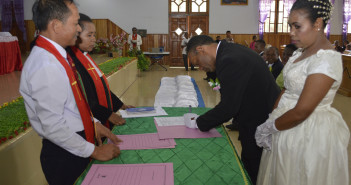 NIKAH MASAL DI TIAP GEREJA MULAI DI LAKUKAN salah-satu-peserta-nikah-masal-saat-menandatangani-catatan-sipil
