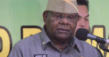 PEMKAB SEKOLAHKAN 2 CALON PILOT PUTRA DAERAH Drs-henok-Ibo-saat-memberikan-sambutan-selepas-acara-Sertijab-dandim-1714-Puncak-Jaya-1