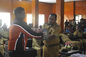 Kepala Pt. Pos Nabire Serahkan dana BLSM kepada Kadis Fawi Irwan Tabuni ,S.STP