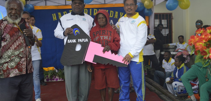 SAMBUT HUT KE-49, BANK PAPUA ADAKAN JALAN SANTAI BERHADIAH Saat Penyerahan Pemenang Hadiah Motor oleh Bupati Puncak Jaya Drs. Henok Ibo dan Kepala Cabang Bank Papua Imran