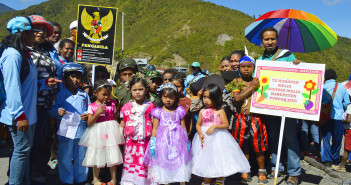 Anak-anak kecil unjuk gigi dalam karnaval dalam rangka Hari Pendidikan Nasional