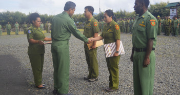 PEMBAGIAN SK PEGAWAI, DI HARAPKAN PNS LEBIH DISIPLIN Asisten I Bidang Pemerintahan & Kesra Tumiran, S.Sos, M.Ap saat menyerahkan SK Kenpat dan SK PN Formasi 2011