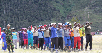 JELANG DIRGAHAYU HUT RI KE 70, 90 PERSEN PASKIBRA PUNCAK JAYA ANAK PUNCAK JAYA Anggota Paskibra saat latihan