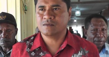 BANGUN DUA BANGSAL PERAWATAN BARU, PELAYANAN KESEHATAN RSUD TETAP BERJALAN Direktur RSUD Mulia dr. Bearly Laokopessy