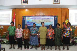 Foto Bersama Kepala Kantor KPPKB Kab. Puncak Jaya Bersama Mama - mama asli Puncak jaya sesaat setelah selesai pelatihan