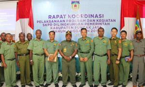 Foto Bersama Sekda Puncak Jaya Yuni Wonda, S.Sos, S.IP, MM beserta Staf Sekretariat Daerah