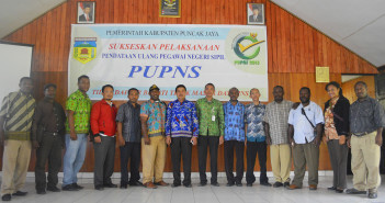 SOSIALISASI PUPNS 2015, ASISTEN 1 : PNS HARUS PRO-AKTIF Foto Bersama Kepala BKD Yus Baminggen, S.Sos, M.Si dan Staf beserta Tim BKN Regional IX