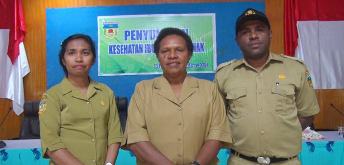 TINGKATKAN PELAYANAN IBU BAYI DAN ANAK KPP-KB PUNCAK JAYA ADAKAN PENYULUHAN Plh. Kepala Kantor Pemberdayaan Perempuan dan KB Yosephita Aron, SE dan Staf saat Penyuluhan Kesehatan Ibu dan Bayi