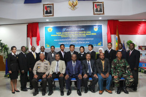 Foto bersama Bupati Puncak Jaya, Muspida, Dekan FKIP dan Peserta Yudisium di Sasana Kawonak