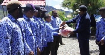 SERAHKAN RANDIS RODA 2, PNS DI HARAPKAN TINGKATKAN KINERJA PENYERAHAN HELM OLEH KEPALA DINAS KEHUTANAN DAN PERKEBUNAN YUNIUS TELENGGEN ,SH