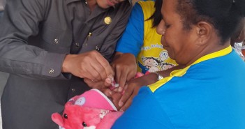 KURANGI PENDERITA POLIO, DINKES ADAKAN PIN POLIO ASISTEN 1 TUMIRAN S.SOS, M.AP SAAT MEMBERIKAN VITAMIN KEPADA SALAH SATU ANAK PADA PIN POLIO
