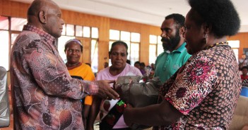 BERDAYAKAN MASYARAKAT PUNCAK JAYA, BPPKB ADAKAN KEGIATAN PENINGKATAN PENGOLAHAN DAN PEMASARAN MINYAK BUAH MERAH BUPATI PUNCAK JAYA DRS. HENOK IBO SAAT MENYERAHKAN BOTOL BUAH MERAH KEPADA SALAH SATU KELOMPOK BINAAN BPPKBKAB. PUNCAK JAYA