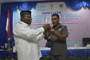Penyerahan Cenderamata Berupa Miniatur Monumen Penampakan Roh Kudus oleh Bupati Puncak Jaya Drs. Henok Ibo kepada Sekda Prov Papua TEA Hery Dosinaen, S.IP, M.KP pada Pembukaan Rakornis