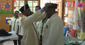 MUSKAB I PEMUDA KATOLIK PUNCAK JAYA SERTA PELANTIKAN PENGURUS PERIODE 2016 – 2019 pemakaian-atribut-ketua-pemuda-katolik-kepada-ketua-pemuda-katolik-terpilih-imanuel-yohanes-tekege-sh