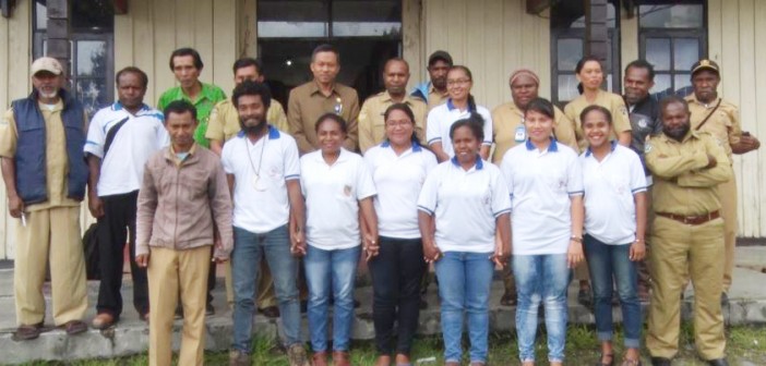 KONTRIBUSI POSITIF SATGAS KIJANG BAGI PELAYANAN KESEHATAN MASYARAKAT PUNCAK JAYA foto-bersama-plt-sekda-tumiran-s-sos-m-ap-kepala-dinas-kesehatan-butinggen-telenggen-s-kep-m-kes-beserta-satgas-kaki-kijang