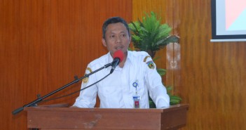 BERI PEMAHAMAN PELELANGAN BARANG JASA TAHUN 2017, ULP PUNCAK JAYA ADAKAN SOSIALISASI plt-sekda-kab-puncak-jaya-tumiran-s-sos-m-ap-saat-memberikan-sambutannya-pada-sosiaslisasi-persiapan-pelengan-barang-jasa