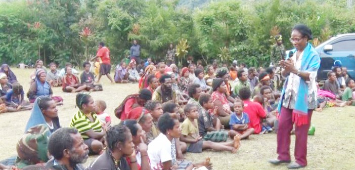 ADAKAN SOSIALISASI BPPPA HARAPKAN ADANYA PEMAHAMAN TENTANG KESETARAAN GENDER sarlota-kambu-dari-bpppa-provinsi-papua-saat-mensosialisasikan-kesetaraan-gender-pada-masyarakat-di-distrik-tingginambut