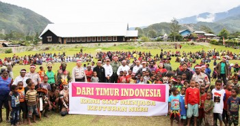 GELAR ORASI KEBANGSAAN TNI POLRI GANDENG MASYARAKAT KABUPATEN PUNCAK JAYA Plt. Bupati Puncak Jaya Naftali Yogi, S.Sos, Plt. Sekretaris Daerah Tumiran, S.Sos, M.AP,
Dandim 1714/PJ Letkol. Inf. Hindratno Devidanto, Kapolres Puncak Jaya AKBP. Hotman Hutabarat, Wakapolres Puncak Jaya Kompol Luther Tarruk, Asisten II Setda Ukkas, S.Sos bersama Tokoh Adat, Tokoh Masyarakat, Tokoh Agama dan Masyarakat Kabupaten Puncak Jaya di Lapangan GIDI Mulia