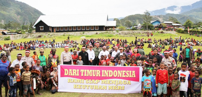 GELAR ORASI KEBANGSAAN TNI POLRI GANDENG MASYARAKAT KABUPATEN PUNCAK JAYA Plt. Bupati Puncak Jaya Naftali Yogi, S.Sos, Plt. Sekretaris Daerah Tumiran, S.Sos, M.AP,
Dandim 1714/PJ Letkol. Inf. Hindratno Devidanto, Kapolres Puncak Jaya AKBP. Hotman Hutabarat, Wakapolres Puncak Jaya Kompol Luther Tarruk, Asisten II Setda Ukkas, S.Sos bersama Tokoh Adat, Tokoh Masyarakat, Tokoh Agama dan Masyarakat Kabupaten Puncak Jaya di Lapangan GIDI Mulia