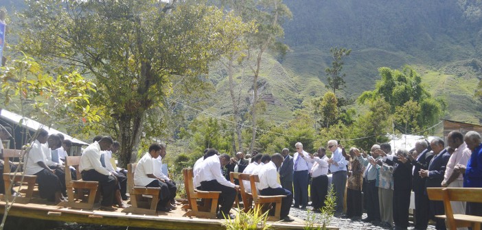 PENAMATAN SISWA SISWI ALKITAB Para Misionaris Pdt. Jim Larkin dan Pdt. Dave Scovill dan Para Pendeta - pendeta mendoakan Siswa Siswi Alkitab yang baru saja diluluskan
