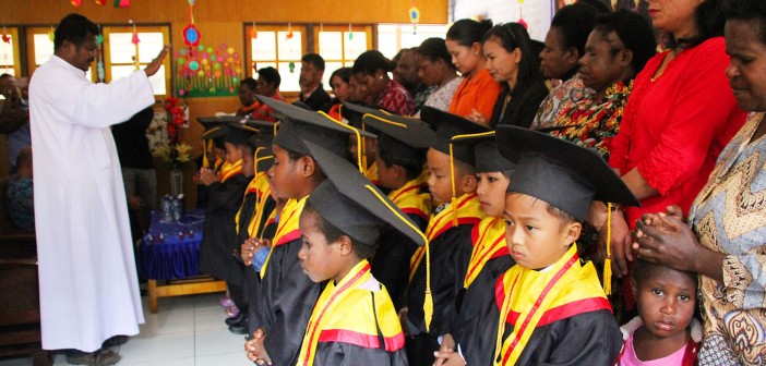 PELEPASAN MURID TK B NAGALLO MARANNU Pastor Paroki Samuel Ohoi Ledjaan, PR saat mendoakan Murid - Murid TK Anggrek Mulia beserta Orangtua saat
Kelulusan Siswa siswi TK Anggrek
