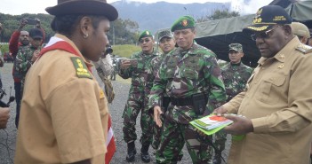 DANREM 173 PVB/BIAK BUKA OPERASI TERITORIAL DI PUNCAK JAYA PENYERAHAN ALAT TULIS KEPADA SISWA SMP N MULIA OLEH BUPATI PUNCAK JAYA