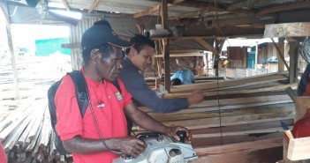 PUNCAK JAYA GELAR PELATIHAN 31 MANTAN GSPB/TPN OPM MELALUI PROGRAM CSR alah Satu Peserta Pelatihan Gema Saya NKRI saat berlatih menggunakan Ketam Mesin