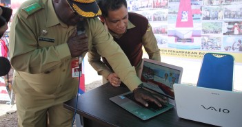 LAUNCHING APLIKASI SIMON PAPEDA DIHARAPKAN DAPAT MEMPERMUDAH SISTEM PELAPORAN Kepala Distrik Mulia Yeki Telenggen, S.STP pada saat menekan tombol enter launching Aplikasi SIMON PAPEDA