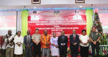 NATAL GABUNGAN BUPATI YUNI WONDA HARAP MASYARAKAT MAKNAI ARTI NATAL Bupati Puncak Jaya Yuni Wonda, S.Sos, S.IP, MM didampingi Ketua TP-PKK Ursula Waminop, S.Kep, M.Kes dan Wakil Bupati Puncak Jaya Deinas Geley, S.Sos, M.Si didampingi Wakil Ketua TP-PKK, Dandim 1714/PJ Letkol Inf. Akmil Satria M. Darmawi, Kabag Sumda Polres AKP. Daniel Pangala, Wakil Presiden GIDI Pdt. Usman Kobak dan Drs. Henok Ibo bersama Ny. Mince H. Noriwari