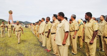BUPATI YUNI WONDA PIMPIN APEL PERDANA RATUSAN ASN PADATI LAPANGAN APEL Bupati Puncak Jaya Yuni Wonda, S.Sos, S.IP, MM saat menginspeksi ASN yang hadir dalam apel gabungan