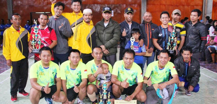 OLAHRAGA JUGA SEBAGAI PONDASI KEBERSAMAAN Plt. Sekda Puncak Jaya Tumiran, S.Sos, M.AP dan Ketua PBSI Mulyadi, S.Sos, M.AP bersama para peserta lomba