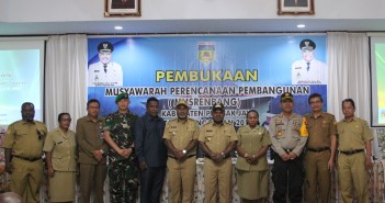 Foto Bersama MUSPIDA, Plt Sekda, Ketua Tp-PKK dan Kepala Bappeda Serta Sekretaris Bappeda Puncak Jaya
