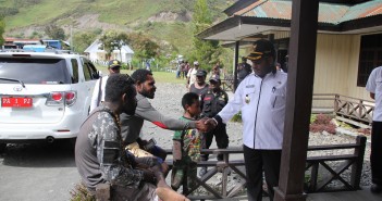 Bupati Puncak Jaya saat menyalami keluarga pasien di Hal. Kantor RSUD Mulia