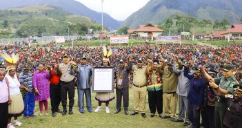 RIBUAN MASYARAKAT DI 10 WILAYAH DISTRI ILU, SEPAKAT MEMBANGUN PUNCAK JAYA “ AMANAH” DENGAN BAKAR BATU BERSAMA Bupati Puncak Jaya Yuni Wonda, S.Sos, S.IP, MM didampingi Muspida Kabupaten Puncak Jaya,
Tokoh Adat, Tokoh Masyarakat, Ketua LMA, Tokoh Perempuan dan Seluruh Masyarakat Kabupaten Puncak Jaya
seusai Penandatanganan Plakat Kesepakatan Pembangunan di Kabupaten Puncak Jaya (ilu, 19 April 2018)