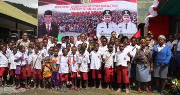 Menteri Kominfo Rudiantara bersama siswa-siswi SD, SMP dan SMA pada Kunjungan ke Kabupaten Puncak Jaya