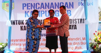 PENCANANGAN 20 KAMPUNG KB DI PUNCAK JAYA DIHARAPKAN MAMPU MEMBERIKAN NILAI TAMBAH KEPADA MASYARAKAT TERUTAMA PEMAHAMAN TERHADAP KESEJAHTERAAN KELUARGA PENYERAHAN CENDERAMATA BERUPA PLAKAT BKKBN DARI BKKBN PROVINSI PAPUA KEPADA Plh. SEKDA DI SAKSIKAN KEPALA DP3AKB PUNCAK JAYA