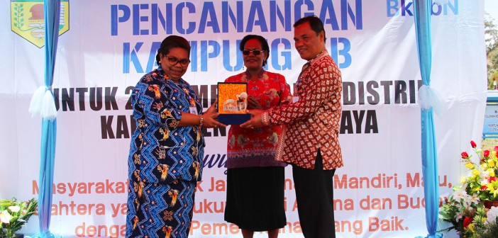 PENCANANGAN 20 KAMPUNG KB DI PUNCAK JAYA DIHARAPKAN MAMPU MEMBERIKAN NILAI TAMBAH KEPADA MASYARAKAT TERUTAMA PEMAHAMAN TERHADAP KESEJAHTERAAN KELUARGA PENYERAHAN CENDERAMATA BERUPA PLAKAT BKKBN DARI BKKBN PROVINSI PAPUA KEPADA Plh. SEKDA DI SAKSIKAN KEPALA DP3AKB PUNCAK JAYA