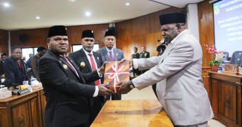 RAPAT PARIPURNA KE-III DALAM RANGKA PENETAPAN DAN UPACARA PENUTUPAN RAPERDA PERUBAHAN APBD KABUPATEN PUNCAK JAYA Penyerahan RAPBD Perubahan oleh Wakil Ketua II DPRD Kepada Bupati Puncak Jaya didampingi Wakil Bupati Puncak Jaya dan Plt. Sekda Puncak Jaya