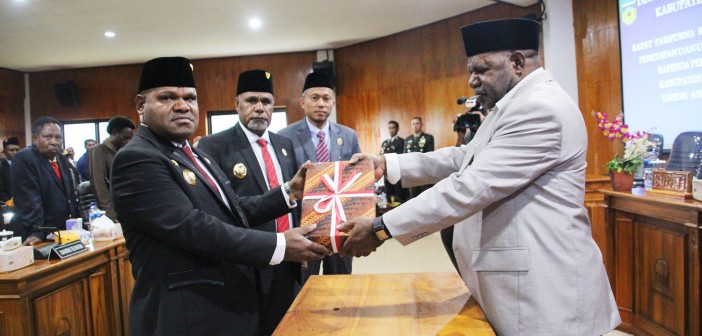 RAPAT PARIPURNA KE-III DALAM RANGKA PENETAPAN DAN UPACARA PENUTUPAN RAPERDA PERUBAHAN APBD KABUPATEN PUNCAK JAYA Penyerahan RAPBD Perubahan oleh Wakil Ketua II DPRD Kepada Bupati Puncak Jaya didampingi Wakil Bupati Puncak Jaya dan Plt. Sekda Puncak Jaya