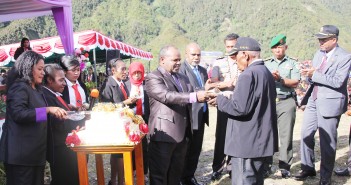 PERINGATAN HUT KABUPATEN PUNCAK JAYA KE 22, Pdt. Dorman Wandikmbo berpesan kepada seluruh jemaat untuk memperbanyak ibadah – ibadah persekutuan PENYERAHAN KUE ULANG TAHUN OLEH BUPATI PUNCAK JAYA YUNI WONDA, S.Sos, S.IP, MM KEPADA YAN ENUMBI SELAKU TOKOH ADAT KABUPATEN PUNCAK JAYA