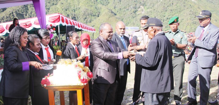 PERINGATAN HUT KABUPATEN PUNCAK JAYA KE 22, Pdt. Dorman Wandikmbo berpesan kepada seluruh jemaat untuk memperbanyak ibadah – ibadah persekutuan PENYERAHAN KUE ULANG TAHUN OLEH BUPATI PUNCAK JAYA YUNI WONDA, S.Sos, S.IP, MM KEPADA YAN ENUMBI SELAKU TOKOH ADAT KABUPATEN PUNCAK JAYA