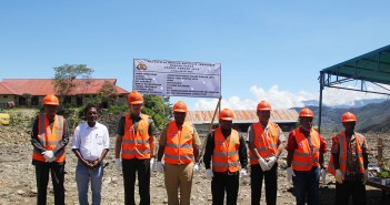 PELETAKAN BATU PERTAMA, POLRES PUNCAK JAYA AKAN MENJADI GEDUNG POLRES TERMEGAH DI PEGUNUNGAN PAPUA FOTO BERSAMA BUPATI PUNCAK JAYA DIDAMPINGI MUSPIDA USAI PELETAKAN BATU PERTAMA PEMBANGUNAN MAKO POLRES PUNCAK JAYA