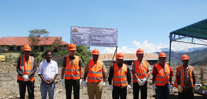 PELETAKAN BATU PERTAMA, POLRES PUNCAK JAYA AKAN MENJADI GEDUNG POLRES TERMEGAH DI PEGUNUNGAN PAPUA FOTO BERSAMA BUPATI PUNCAK JAYA DIDAMPINGI MUSPIDA USAI PELETAKAN BATU PERTAMA PEMBANGUNAN MAKO POLRES PUNCAK JAYA