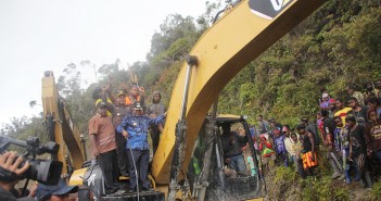 TEROBOS KETERISOLASIAN DISTRIK DOKOME DAN YAMO, BUPATI BUKA PEMBANGUNAN RUAS JALAN BUPATI PUNCAK JAYA YUNI WONDA, S.Sos, S.IP, MM BERSAMA WAKIL BUPATI PUNCAK JAYA SAAT MEMBUKA PEMBANGUNAN RUAS JALAN YAMO DAN DOKOME