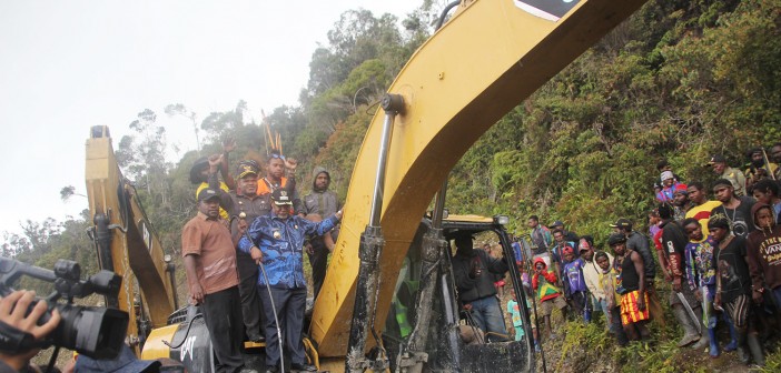 TEROBOS KETERISOLASIAN DISTRIK DOKOME DAN YAMO, BUPATI BUKA PEMBANGUNAN RUAS JALAN BUPATI PUNCAK JAYA YUNI WONDA, S.Sos, S.IP, MM BERSAMA WAKIL BUPATI PUNCAK JAYA SAAT MEMBUKA PEMBANGUNAN RUAS JALAN YAMO DAN DOKOME