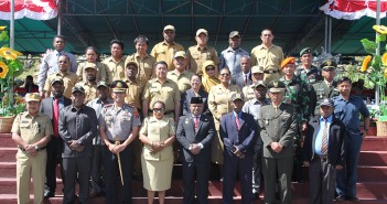 PERINGATI HARI KESAKTIAN PANCASILA BUPATI YUNI WONDA PIMPIN UPACARA Foto bersama Bupati Puncak Jaya bersama muspida dan pejabat eselon II Kabupaten Puncak Jaya