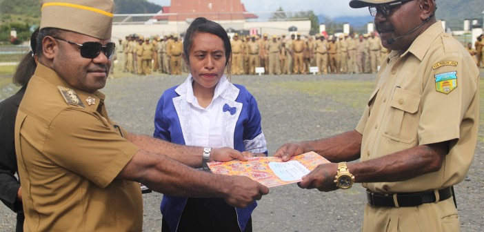 BUPATI YUNI : PERSOALAN 254 ORANG FORMASI K2 MASIH MENUNGGU KEPUTUSAN MENPAN BUPATI PUNCAK JAYA YUNI WONDA S.Sos, S.IP, MM SAAT MENYERAHKAN SK KENAIKAN PANGKAT PERIODE 2018 KEPADA PERWAKILAN ASN
