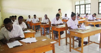 Suasana Siswa/Siswi SMA saat Melakukan Ujian Sekolah di SMA Negeri 1 Mulia
