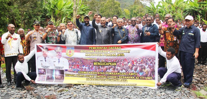 KEMBANGKAN ENERGI ALTERNATIF, DIRJEN EBTKE RESMIKAN 42.111 LAMPU TENAGA SURYA DI PUNCAK JAYA Foto bersama Dirjen EBTKE Ir. FX Sutijastoto, Wakil Bupati Puncak Jaya Deinas Geley, S.Sos, M.Si, Bupati Paniai Kapt. Pilot Meki Frits Nawipa, Kapolres Puncak Jaya AKBP Ary Purwanto, Dandim 1714/PJ Letkol Inf. Agus Suarsono,Kepala sekolah Alkitab Mulia Pdt.Enar Wonda di halaman sekolah Alkitab saat peninjauan lokasi pemasangan LTSHE